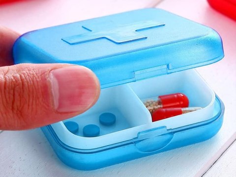 Pojemnik pudełko kasetka na leki suplementy tabletki podróżny 4 przegródki Pojemnik pudełko kasetka na leki suplementy tabletki podróżny 4 przegródki
