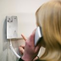 Domofon jednorodzinny głośnomówiący ze słuchawką do drzwi
