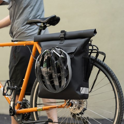 Sakwa rowerowa z funkcją plecaka wodoodporna z zaczepem na kask 18l - czarna