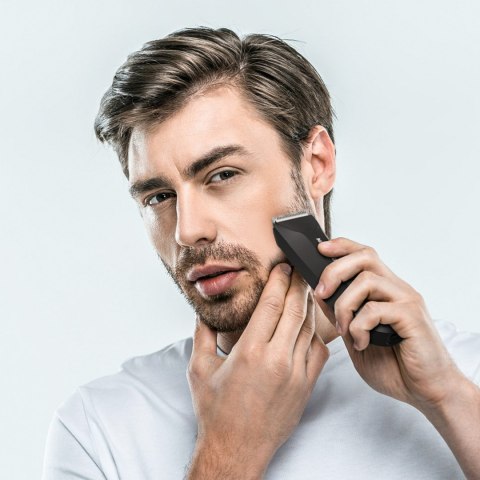 Trymer wielofunkcyjny wodoodporny z lampką LED 2 nasadki USB-C - zestaw
